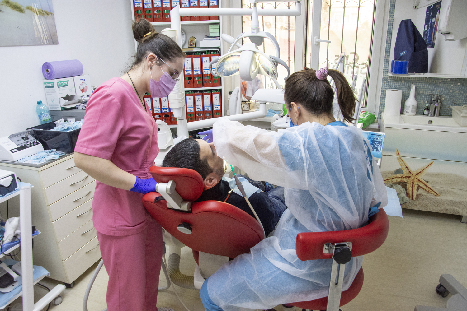 Avantajele implanturilor dentare față de alte soluții de înlocuire a dinților