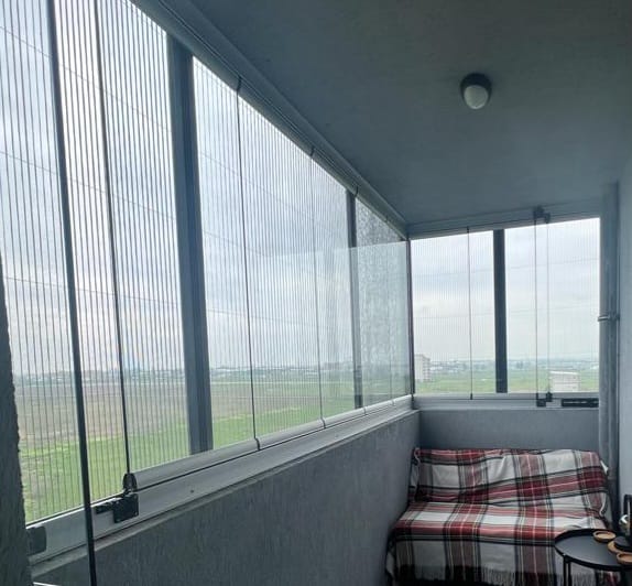 Plase acordeon (plisse) – Protecție modernă, elegantă și discretă