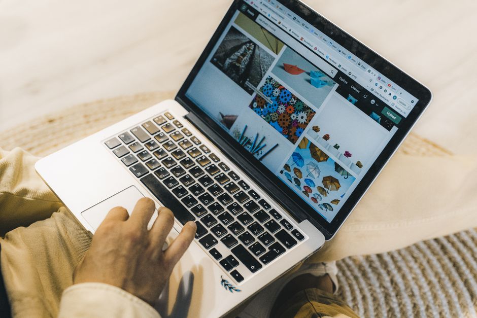 Birou de acasă cu laptop, dosar și o cană de cafea