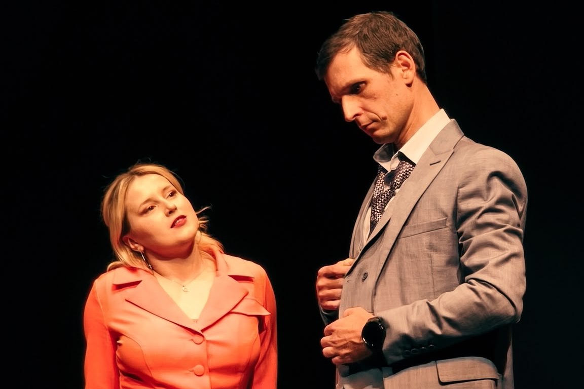 „Un bărbat și mai multe probleme” – spectacol al Școlii de Comedie by Victoria Dicu, găzduit în Sala Mică a Teatrului Național București